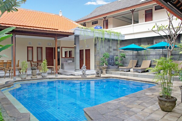 Outdoor pool, pool umbrellas, pool loungers - Hotel Flamboyan (Kuta)