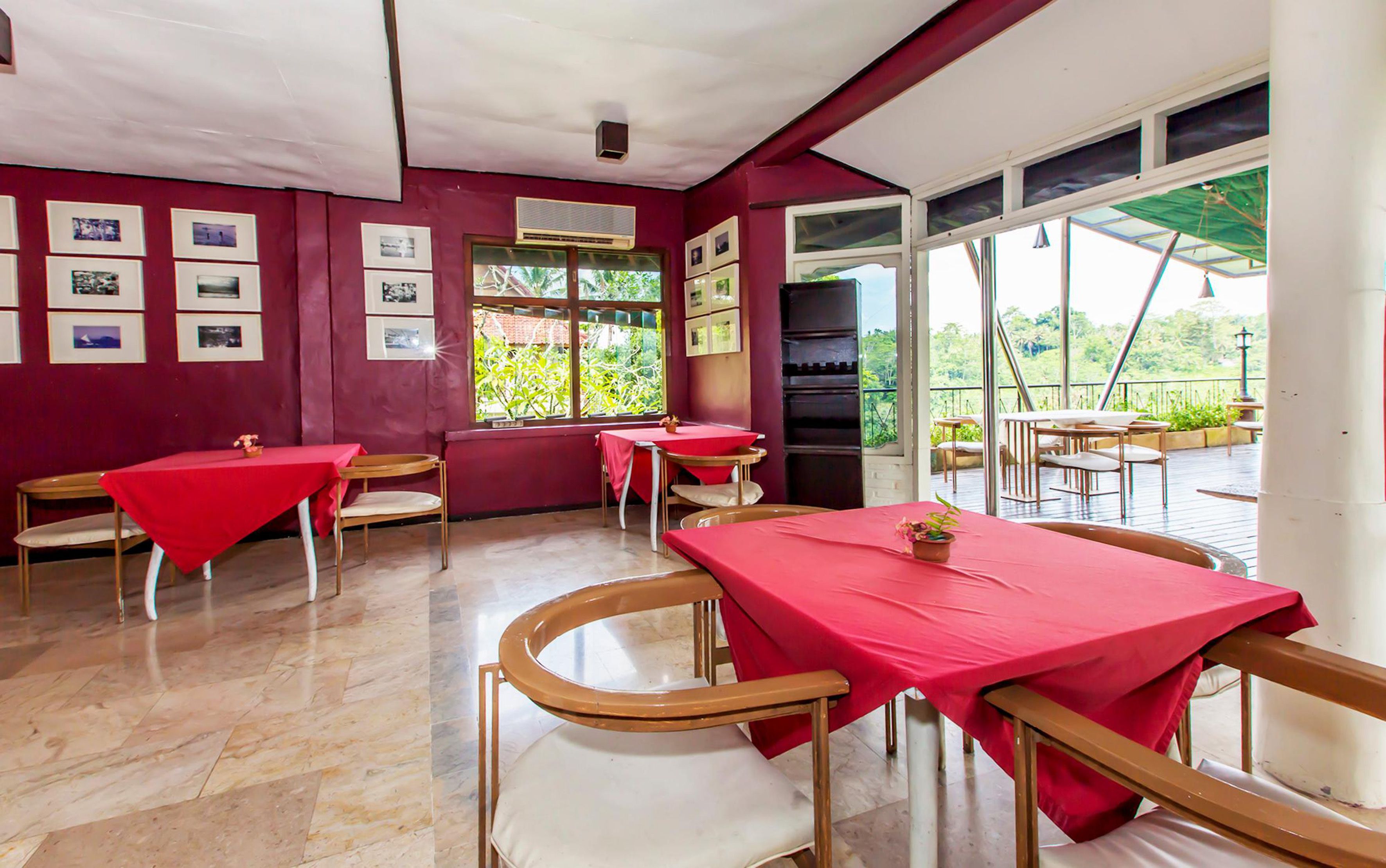 breakfast, lunch, dinner served; american cuisine