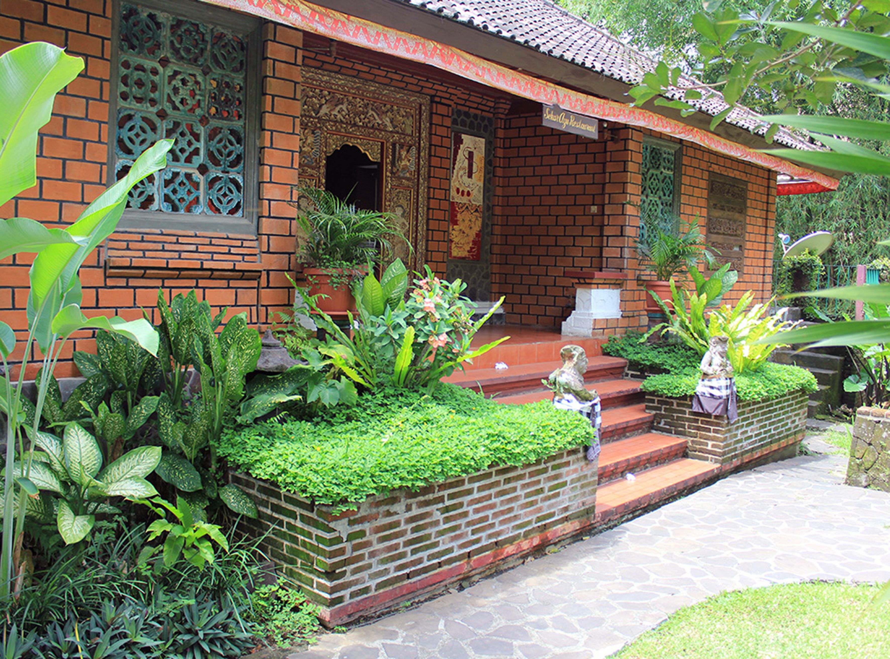 breakfast, lunch, dinner served; american cuisine