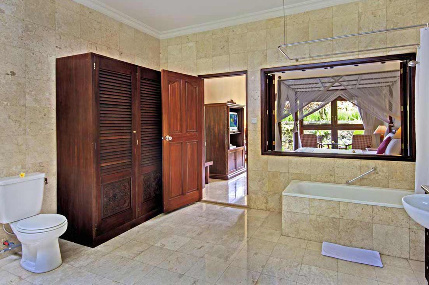 deluxe suite, 1 double bed, garden view | bathroom | separate bathtub and shower, hair dryer, bathrobes, towels