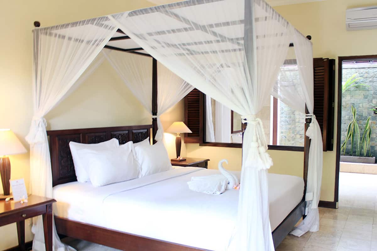 Deluxe Suite, 1 Double Bed, Garden View | Premium bedding, minibar, in-room safe, iron/ironing board