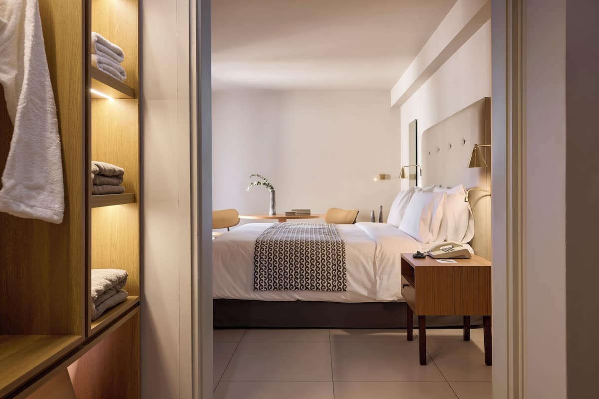 Classic Pool view room | Roupas de cama premium, frigobar, cofres nos quartos, escrivaninha