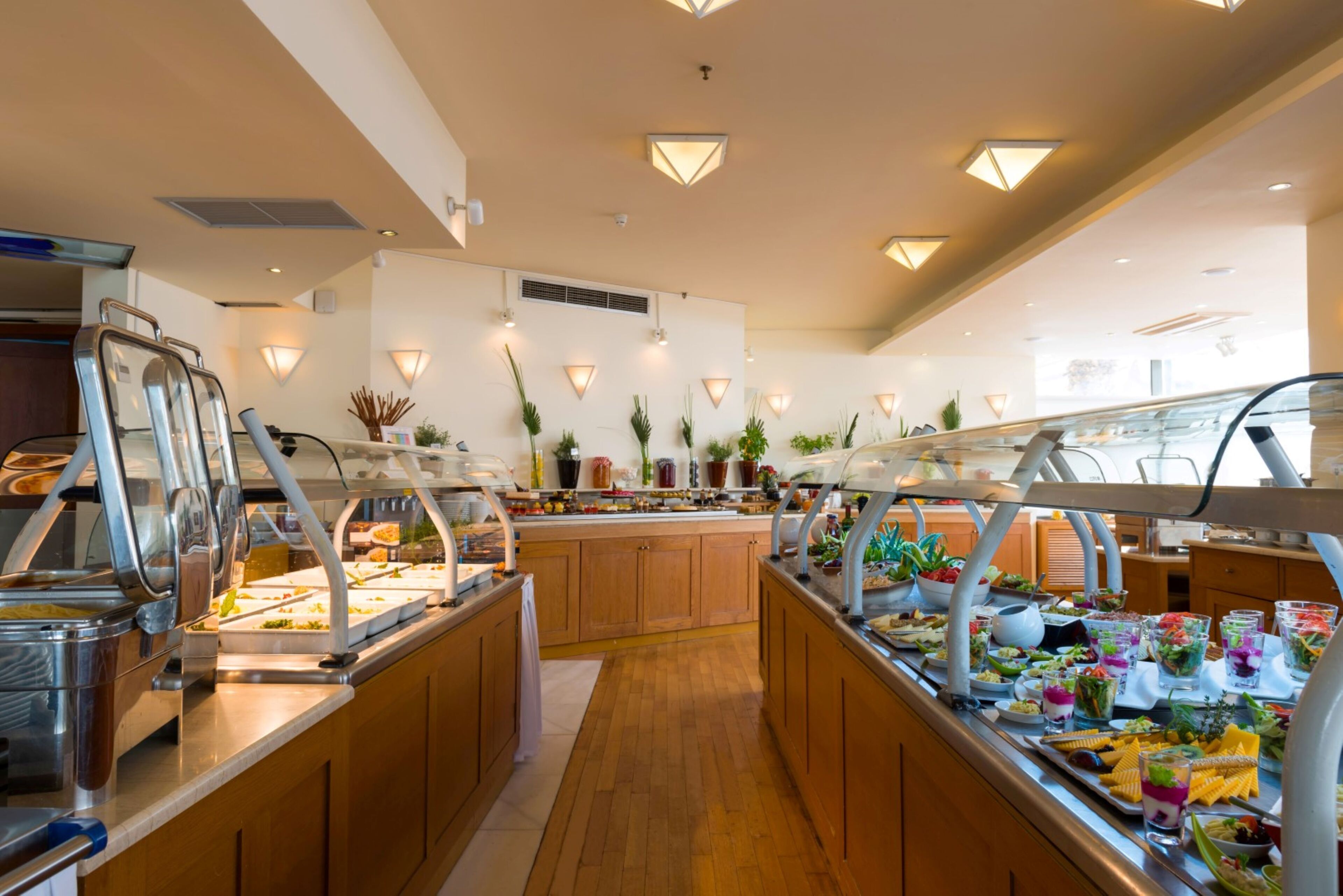 2 restaurants, breakfast served