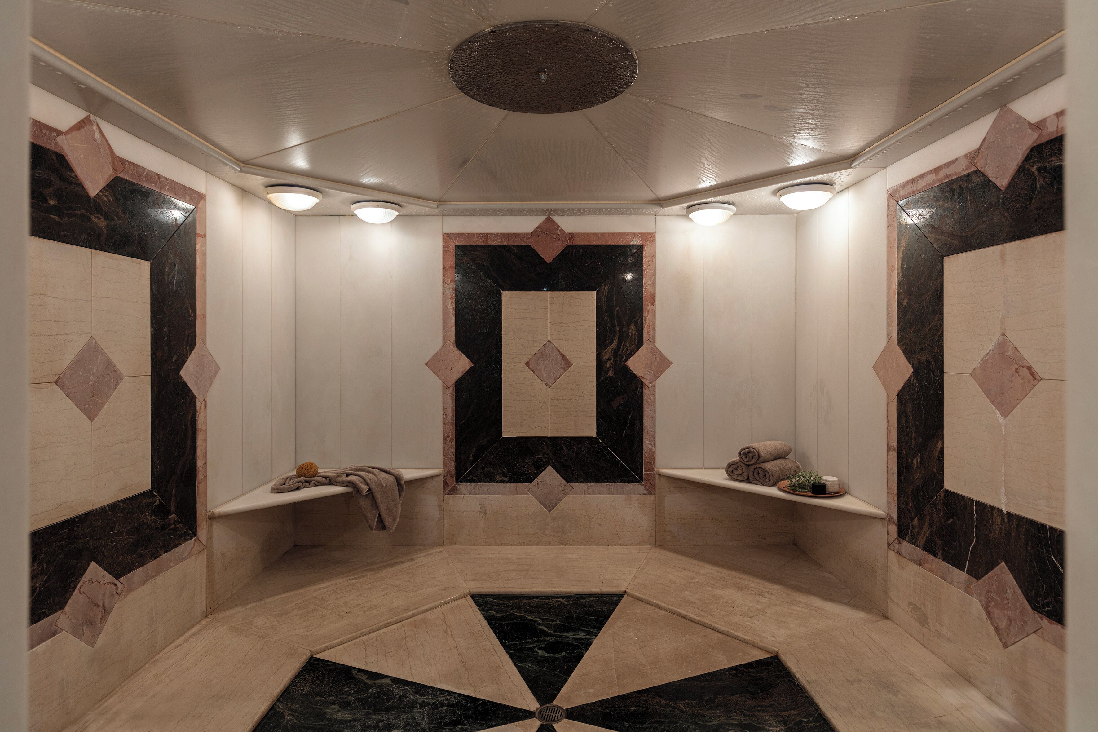 1 treatment room, massages