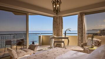 Deluxe Room Sea Front | Ropa de cama de alta calidad, minibar, caja fuerte y escritorio