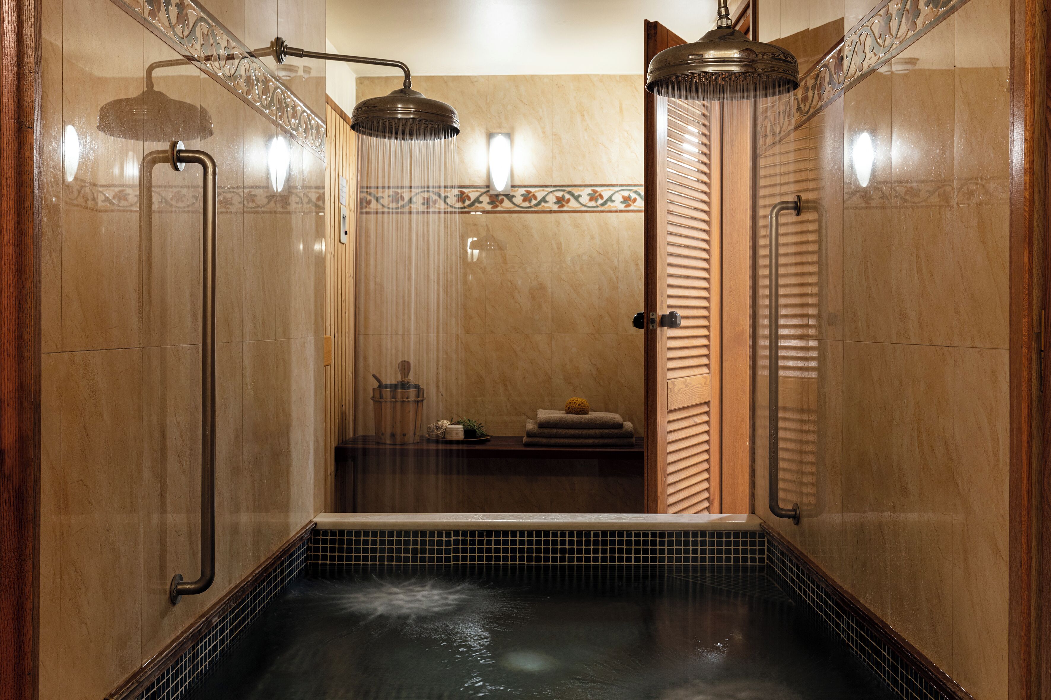 1 treatment room, massages