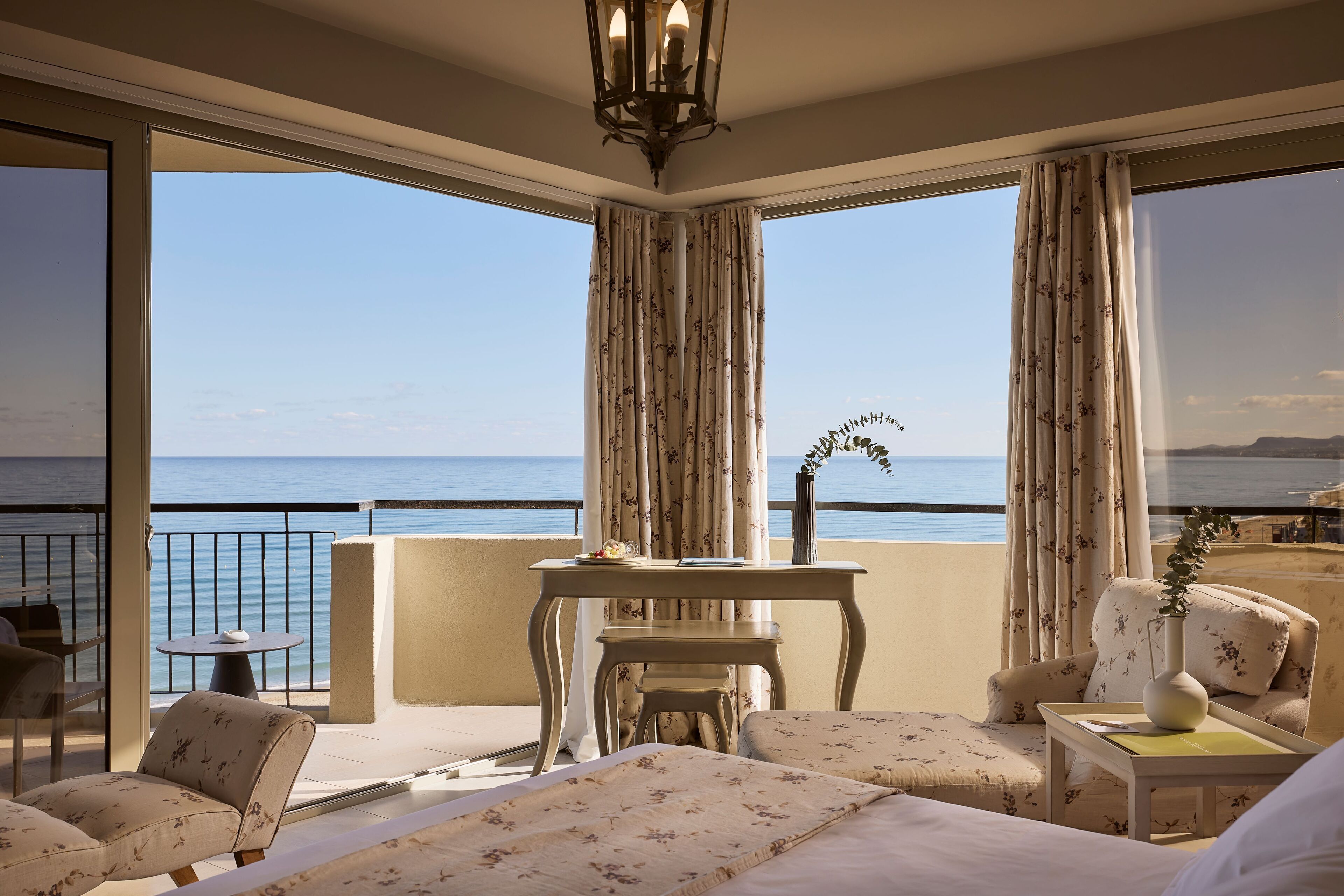 Deluxe Room Sea Front | Ropa de cama de alta calidad, minibar, caja fuerte y escritorio