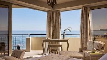 Deluxe Room Sea Front | Ropa de cama de alta calidad, minibar, caja fuerte y escritorio