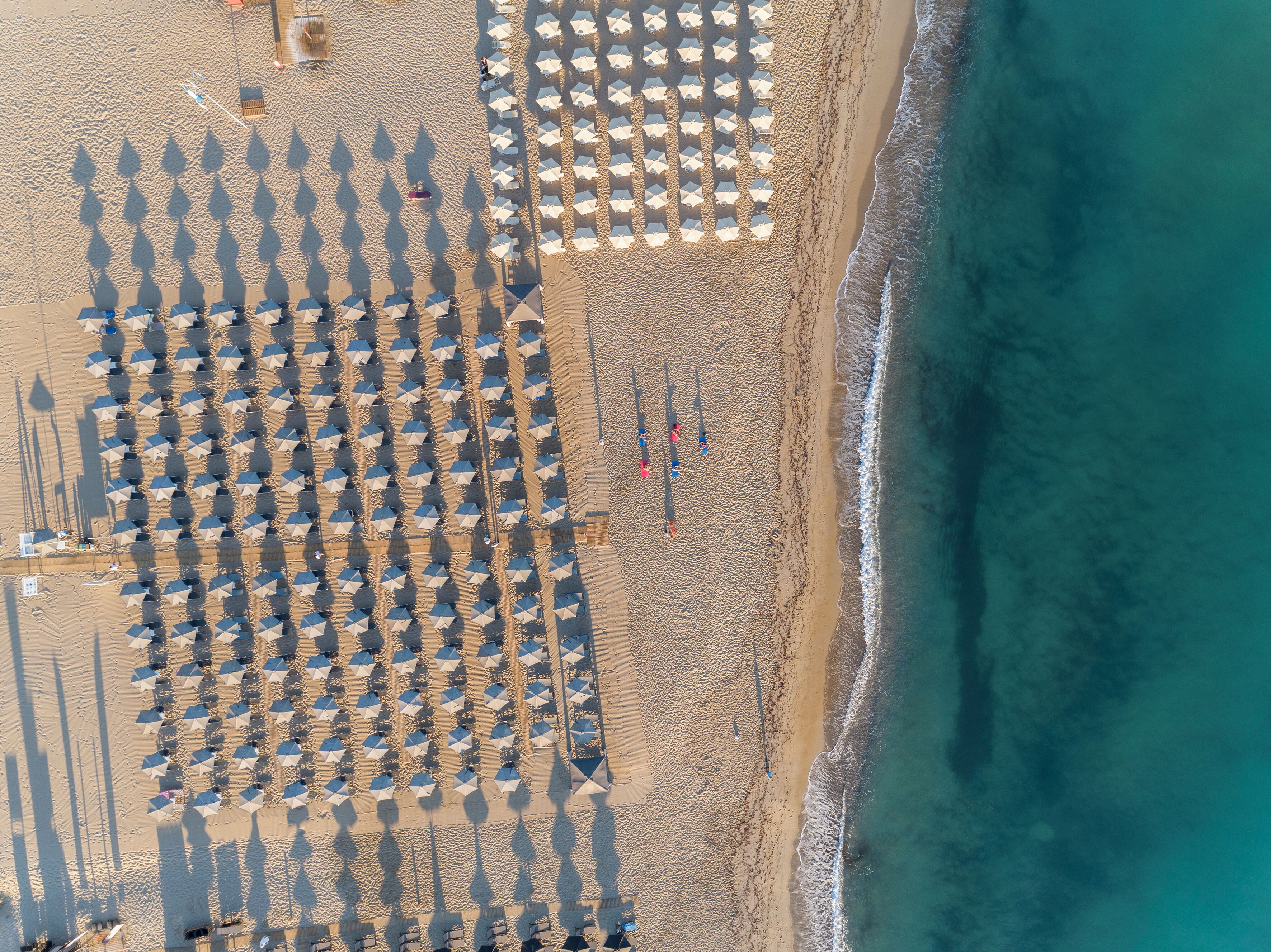 Una playa cerca, sillas reclinables de playa, sombrillas
