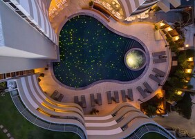 Una piscina techada, una piscina al aire libre