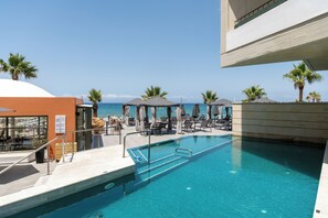 من حمّامات السباحة المغطاة، حمّام سباحة خارجي، مقاعد للتشمس