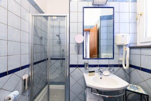 Standard Double Room | Bathroom | Shower, hair dryer, bidet, towels - Hotel Floridiana (Amalfi)