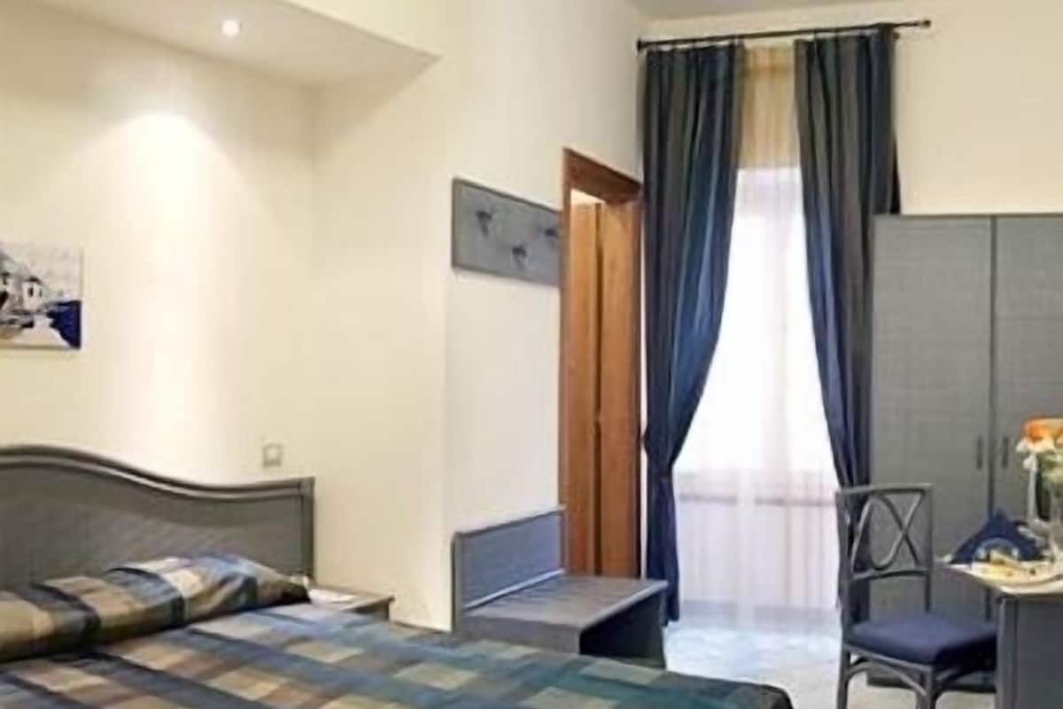 standard double room | minibar, in-room safe, desk, iron/ironing board