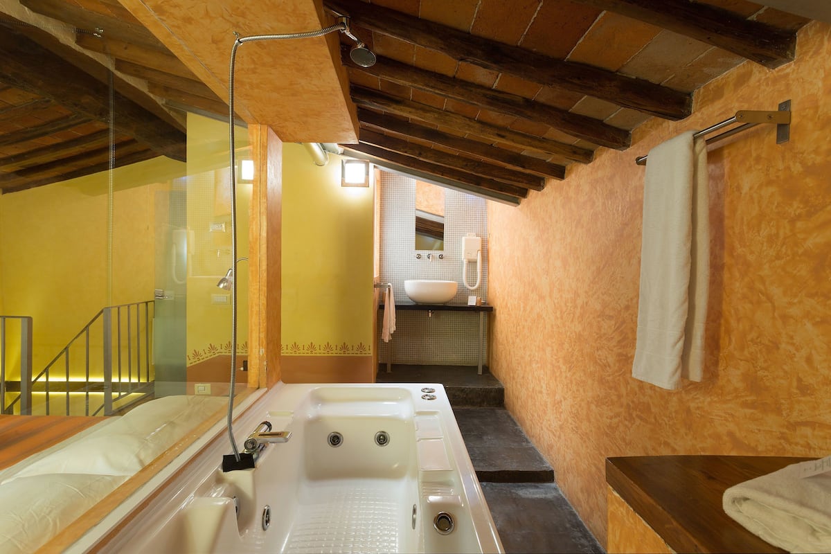 double room | bathroom | free toiletries, hair dryer, bidet, towels