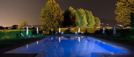 Una piscina al aire libre de temporada