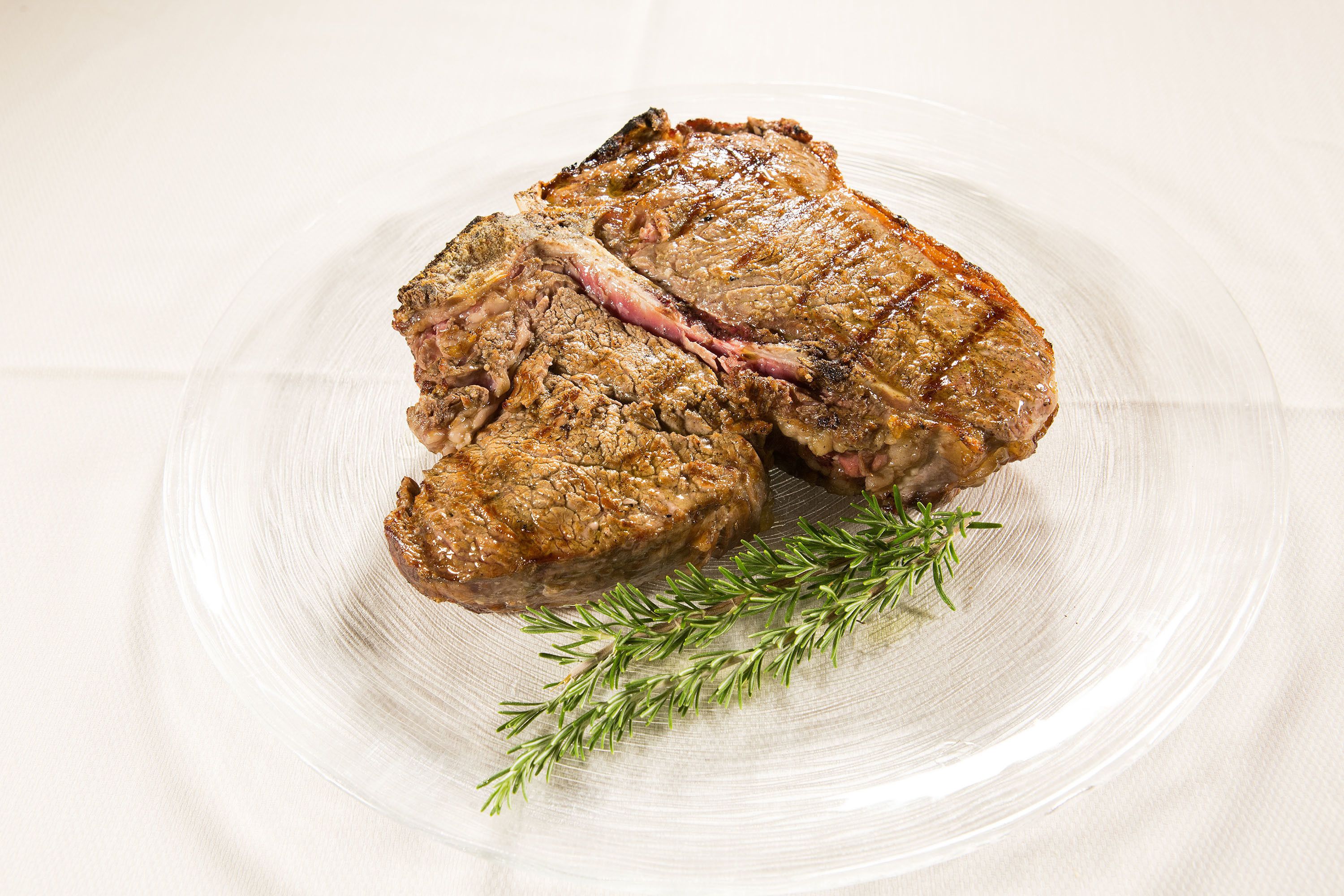 Een steak met garnering op een bord.