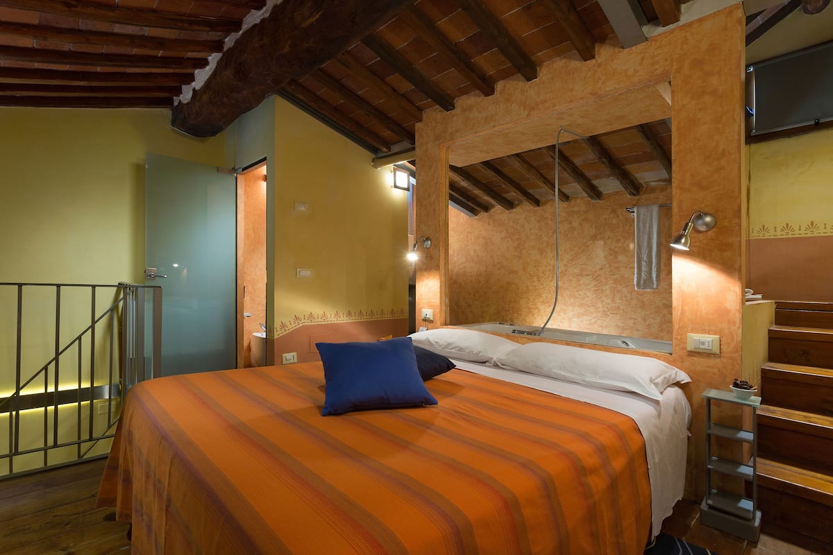 frette italian sheets, down duvets, free minibar, in-room safe