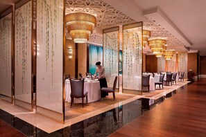 3 restaurantes; se sirve desayuno, almuerzo y cena; cocina china