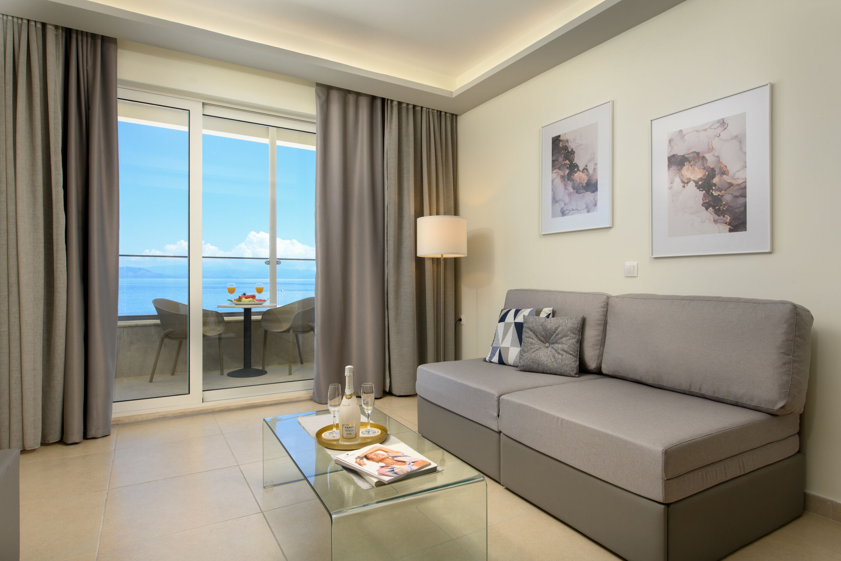 Studio Suite (Queen) | Living area | 32-inch LCD TV with digital channels, TV