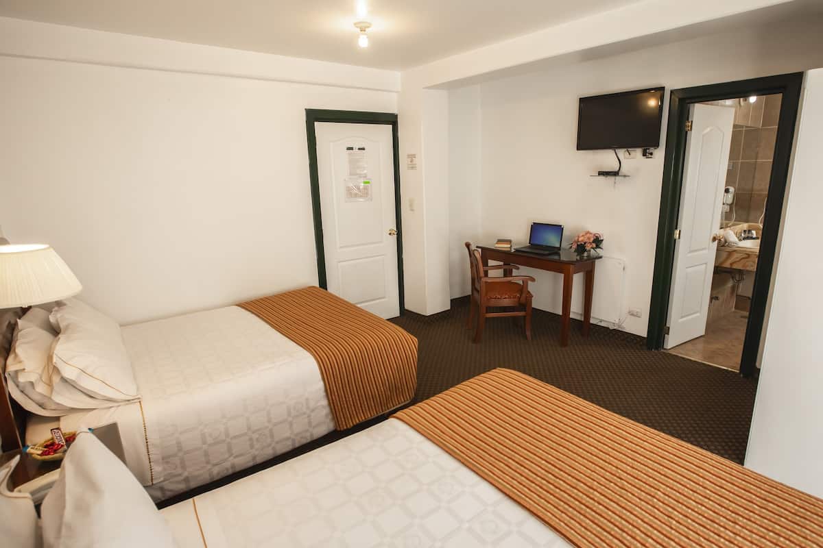 Habitación con 2 camas individuales | Camas con efecto memoria y caja de seguridad en la habitación