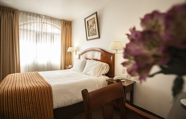 Matelas mémoire de forme, coffres-forts dans les chambres, bureau