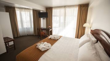 Memory foam -patjalliset sängyt, tallelokero huoneessa, työpöytä