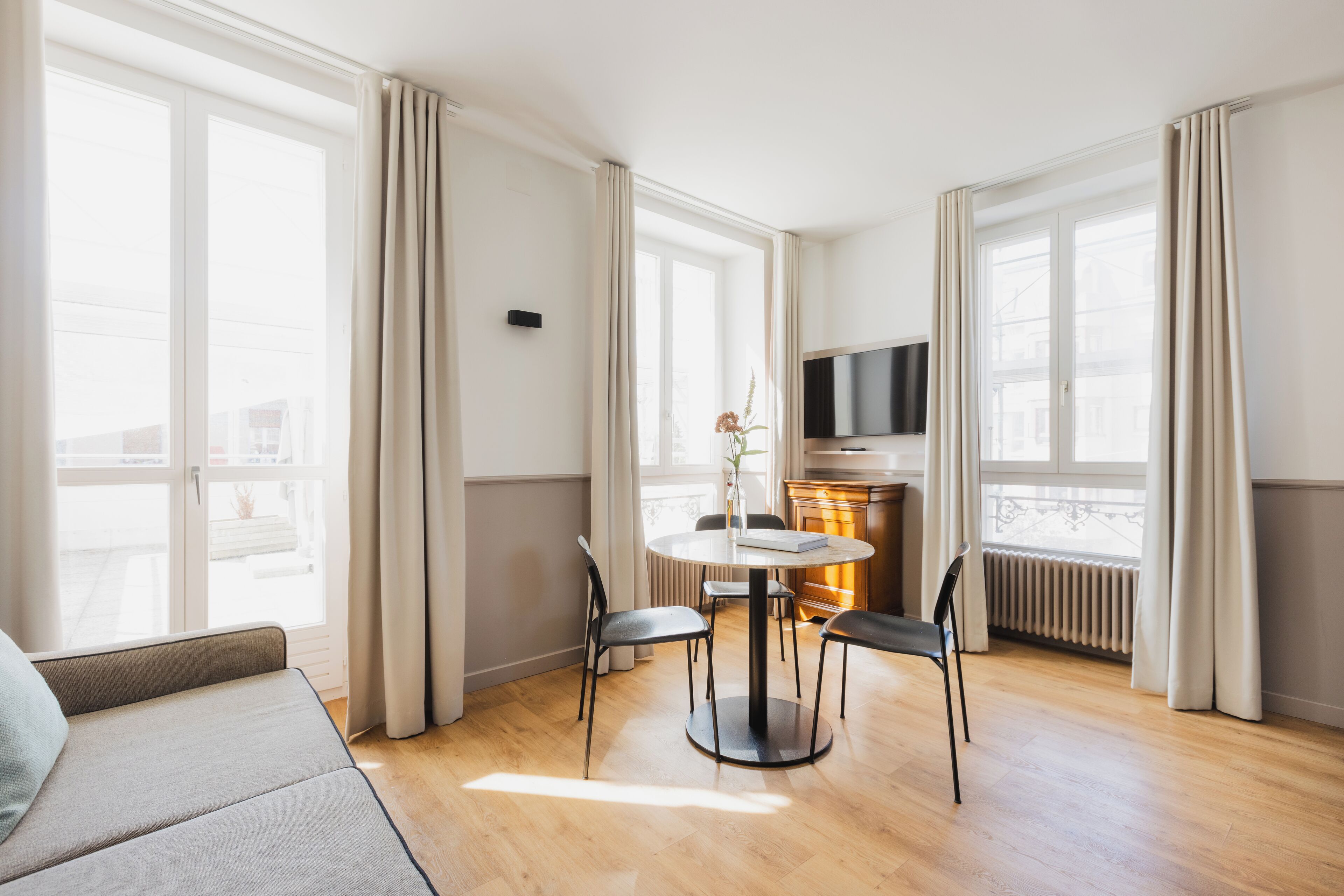 家庭公寓 | 起居区 | 40-英寸纯平电视 （配备卫星频道）、办公室