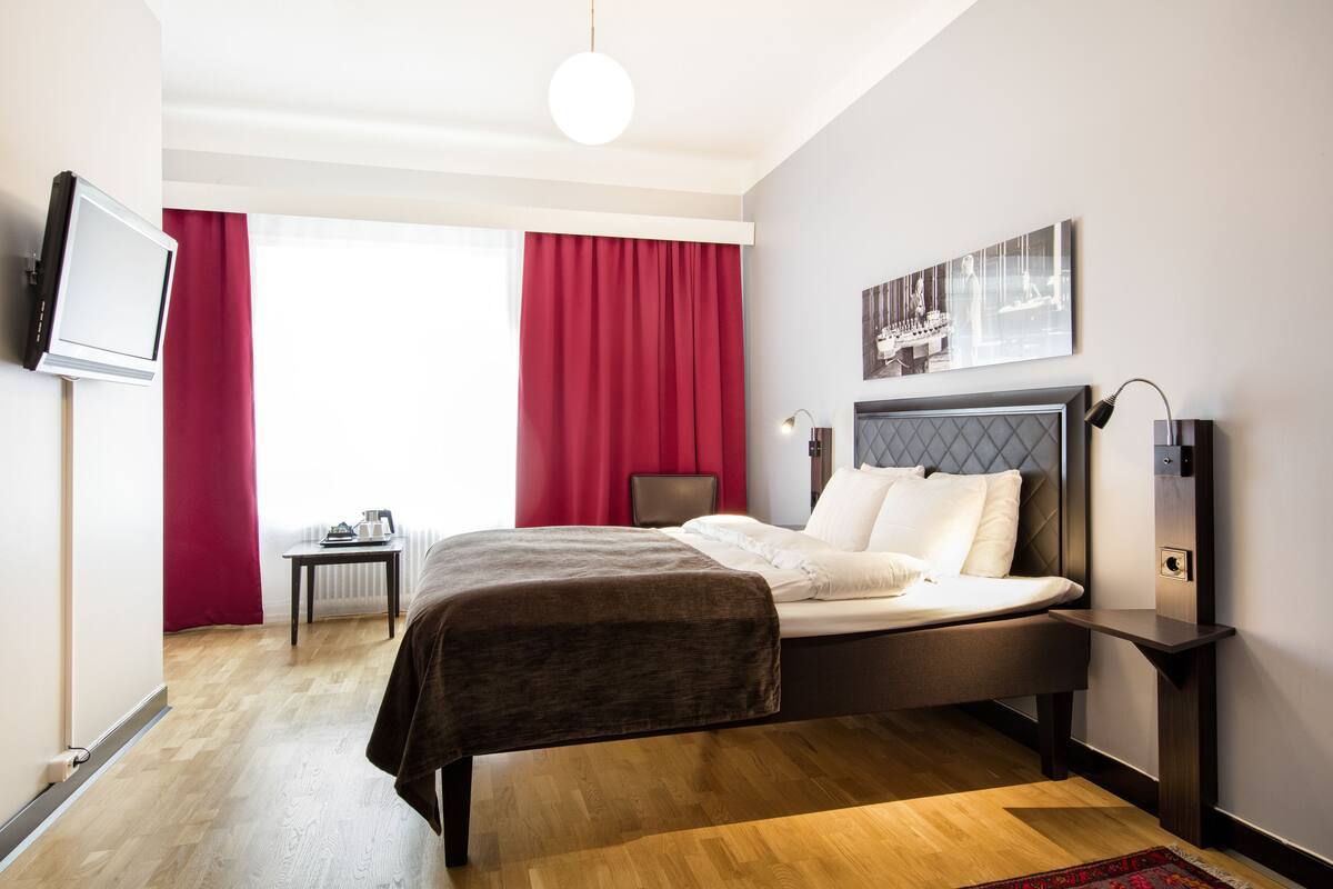 Standard Double Room, 1 Queen Bed (140 cm) | Hypo-allergenic bedding available, desk, iron/ironing board (on request)