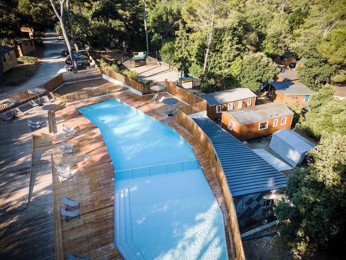 Een seizoensgebonden buitenzwembad en parasols bij het zwembad