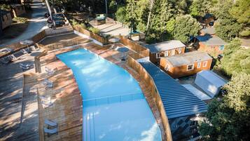 Piscine extérieure (ouverte en saison), parasols de plage