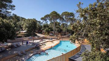 Piscine extérieure (ouverte en saison), parasols de plage