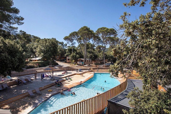Piscina externa sazonal, funciona das 9h às 18h, guarda-sóis