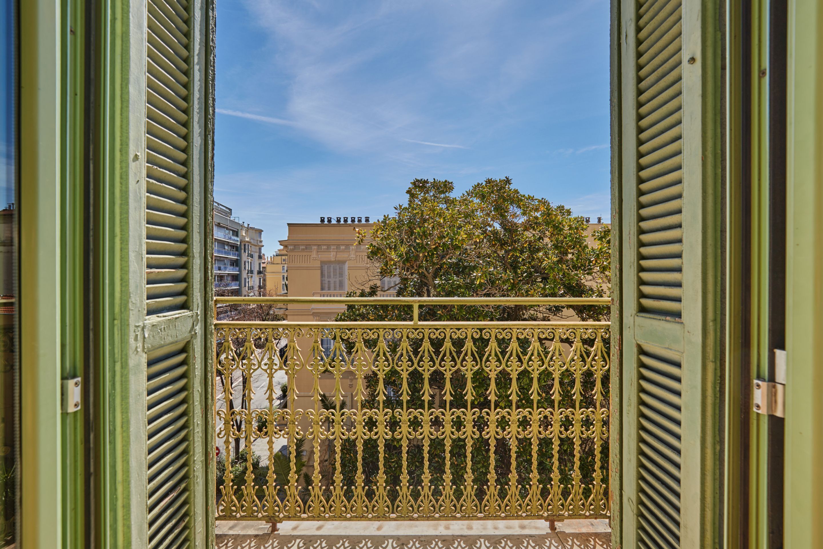 Standard Studio (2 People) | Desk, soundproofing, iron/ironing board, free cribs/infant beds