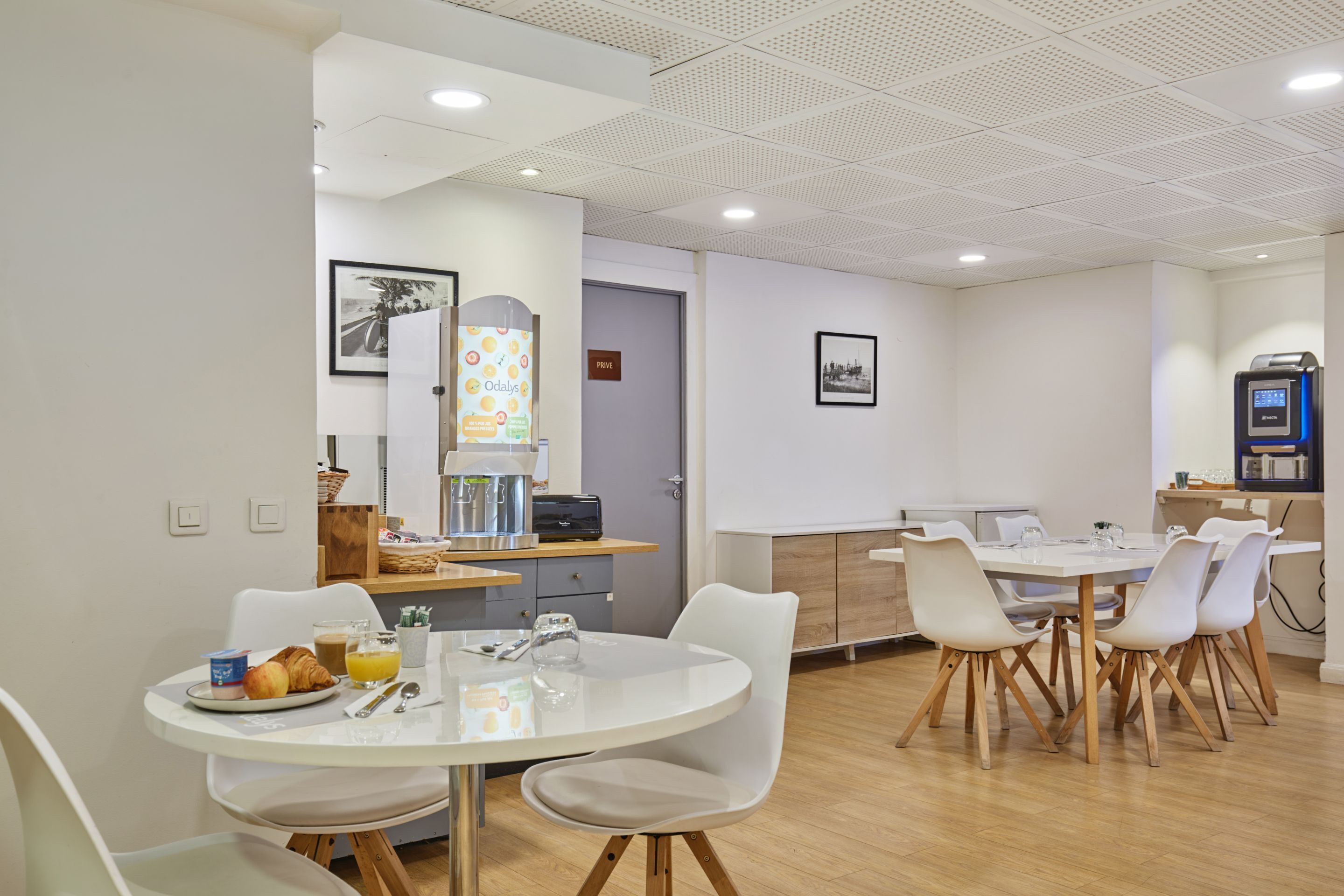 Bữa sáng buffet hàng ngày (14 EUR/mỗi người) 