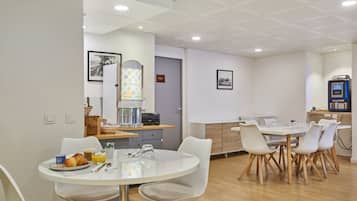 Bữa sáng buffet hàng ngày (14 EUR/mỗi người)