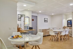 Petit déjeuner buffet (14 EUR par personne)