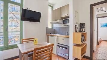 Apartemen, 1 kamar tidur (2 People) | Dapur kecil pribadi | Lemari es, microwave, kompor, dan mesin pencuci piring