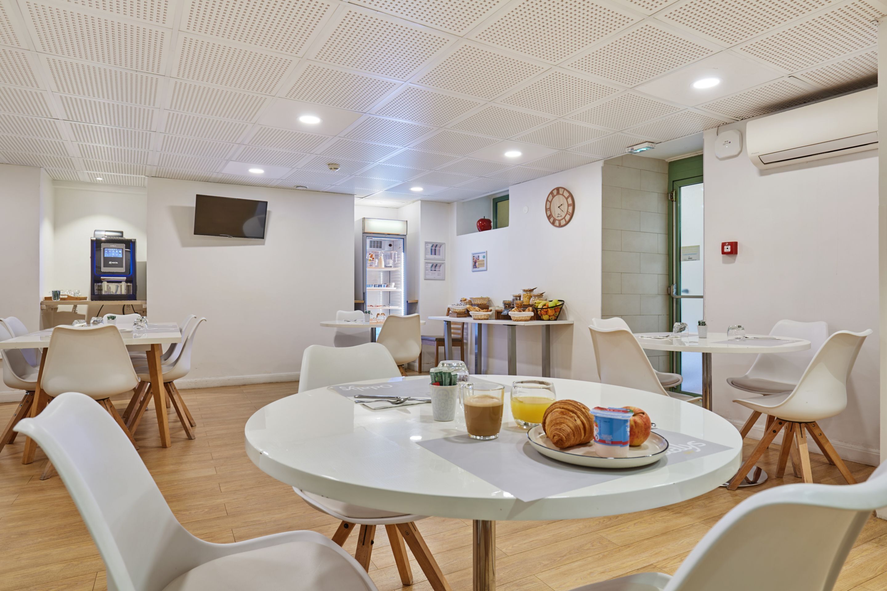 朝食 (ビュッフェ)、毎日提供 (1 名様 14 EUR)