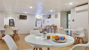 TĂ€gliches FrĂŒhstĂŒcksbuffet (14 EUR pro Person)