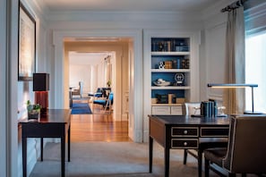 Roupas de cama premium, frigobar, cofres nos quartos, escrivaninha