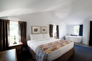 Deluxe suite - outside the main pavilion | Bathroom | Combined shower/tub, free toiletries, hair dryer, towels - Hotel Cheribourg, an Ascend Collection Hotel (Orford)