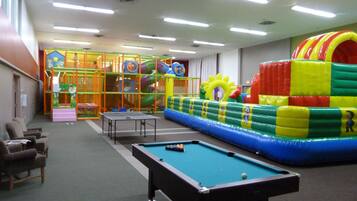 Zona de juegos infantil cubierta