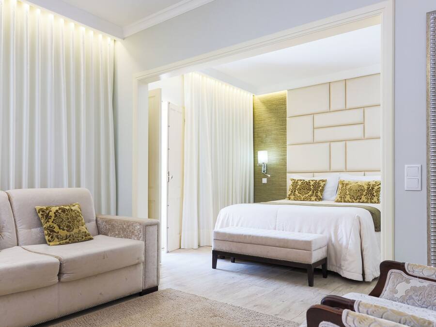 Habitación cuádruple | Edredón, minibar y caja de seguridad en la habitación