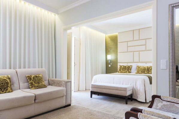 Habitación cuádruple | Edredones de plumas, minibar, caja fuerte y decoración individual