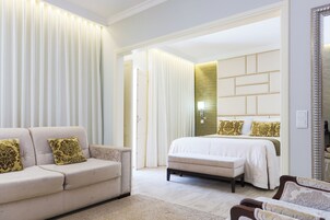 Habitación cuádruple | Edredones de plumas, minibar, caja fuerte y decoración individual