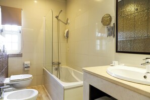 Une salle de bain moderne avec une baignoire, des toilettes et un lavabo.