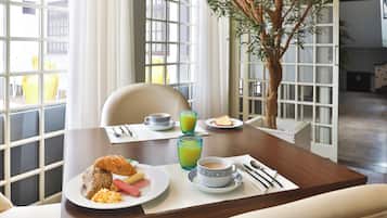 Desayuno buffet diario (EUR 8.50 por persona)