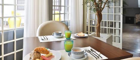 Colazione a buffet, servita tutte le mattine (8.50 EUR a persona)