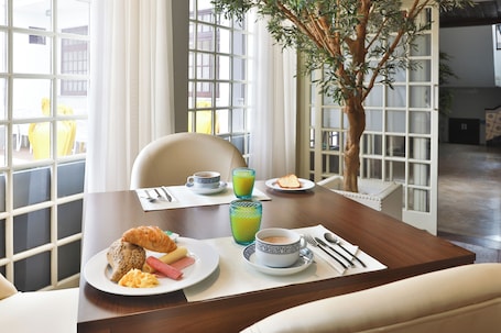 Café da manhã com buffet todos os dias (EUR 8.50 por pessoa)