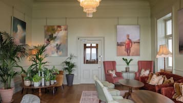 2 restaurants servant le petit déjeuner, le déjeuner et le dîner